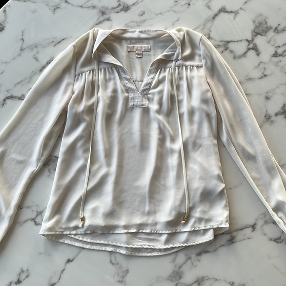 White blouse - Picture 2 of 3